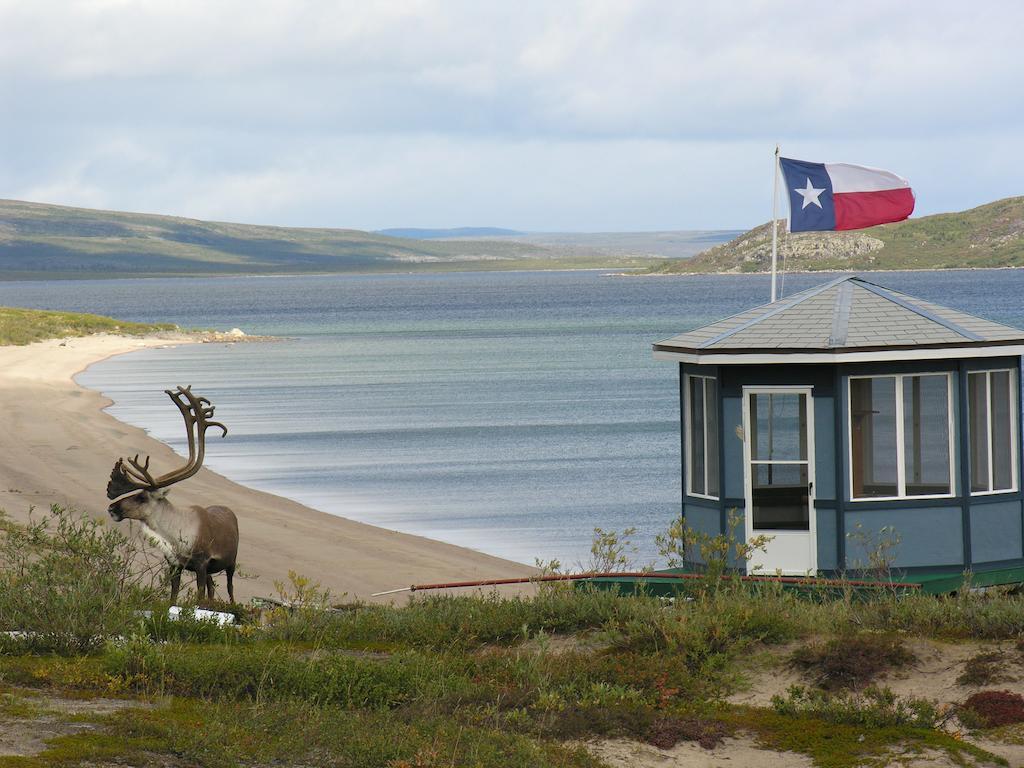 Peterson'S Point Lake Lodge Йелоунайф Екстериор снимка