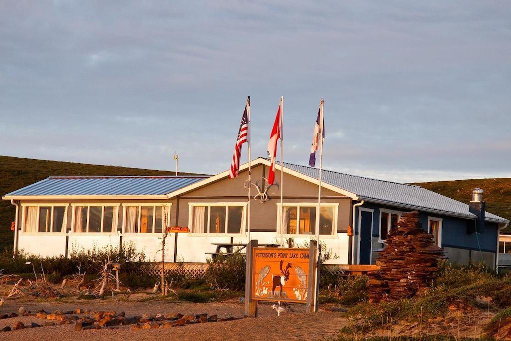 Peterson'S Point Lake Lodge Йелоунайф Екстериор снимка